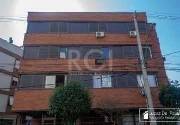 Vende-se belo apartamento de 3 dormitórios sendo 1 suíte, banho social, living amplo em 2 ambientes, .copa e cozinha, dependência de empregada, banheiro auxiliar e 3 vagas de garagem, elevador, garage