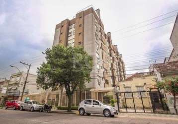 Apartamento com 02 dormitórios no bairro cidade baixa em porto alegre. &lt;br&gt;living amplo e mobiliado para dois ambientes (estar/jantar), com sofá, mesa de jantar e armário;&lt;br&gt;sacada com ch