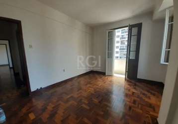 Apartamento  73,33 m²  de frente -  2 dormitórios no centro histórico, esquina borges e fernando machado, living dois ambientes com sacada, cozinha, banheiro social com ventilação natural e lavanderia