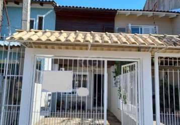 Casa de alvenaria com dois pavimentos, 2 dormitórios, cozinha, sala de estar com lareira, 2 banheiros, lavabo e garagem . possui pátio na frente e de fundo com churrasqueira. &lt;br&gt;excelente local