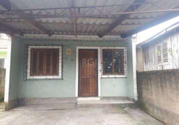 Ótima casa no bairro hípica. com 2 dormitórios, sala cozinha, pátio nos fundos e na frente com garagem coberta, corredor lateral, toda murada. de frente para mata de preservação ambiental juntamente c