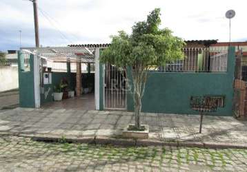 Casa de 3 dormitórios, cozinha americana, sala, banheiro, quiosque no fundo da casa com churrasqueira, um banheiro e pátio de frente e fundos.&lt;br&gt;possui uma peça fechada e garagem para dois carr