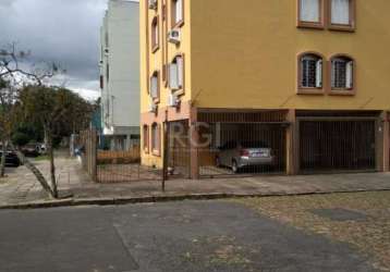 Apartamento com um lance de escadas,  localizado em rua calma de esquina com ótima ventilação e vista perene dos dormitórios e living.   possui : living para 2 ambientes,  2  dormitórios, banheiro soc