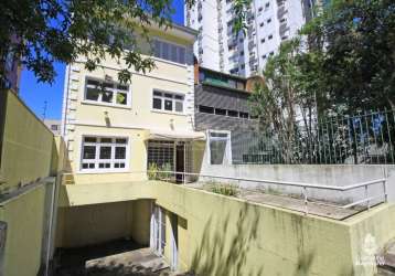 Excelente casa no bairro rio branco. o 1º pavimento conta com espaço para 3 ambientes, cozinha e banheiro com acessibilidade. o 2º pavimento possui espaço para 2 ambientes, 1 suíte e 1 banheiro social