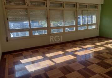 Apartamento de andar inteiro, 03 dormitórios , 02 banheiros completos, dependência de empregada, sala em  ''l''  para 03 ambientes , sala de estar separada, com piso todo em perquet, copa cozinha, fic