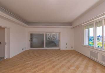 Vende-se lindíssimo apartamento, clássico no coração do moinhos de vento. hall de entrada espelhado, living amplo em 3 ambientes, 3 dormitórios sendo 1 suíte, vista perene, bem iluminado e arejado, co