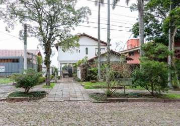 Casa a venda na rua coroados, no bairro vila assunção. estilo modernista da década de 70, com 256m² e terreno com 650m². ambientes amplos, orientação solar em todos os cômodos e ventilação cruzada dev