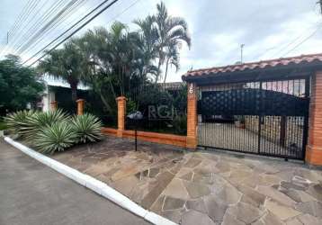 Ótima casa térrea  com dois quartos, possibilidade de uma suíte, sala ,cozinha, banheiro com box vidro, sala de estar com lareira, varanda em frente, edícula nos fundos estilo campeiro ,dois pergolado