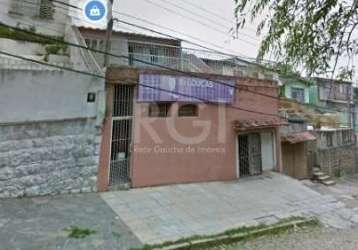 Ótima casa residencial e comercial com localização perfeita no bairro partenon com 3 dormitórios, sala, cozinha , lavanderia, 2 banheiros sendo um lavabo e 1 banheiro social,  garagem para 2 carros.&l