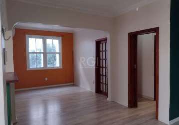 Vende-se apartamento 3 quarto transformado em 2, living 2 ambientes com sacada, no bairro rio branco, próximo ao zaffari, composto de banheiro social, copa e cozinha, área de serviço e banheiro auxili