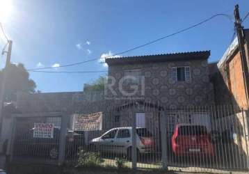 Terreno com 3 casas no pátio na rua professor abílio azambuja , espaço na frente para 3 ou 4 carros.&lt;br&gt;casas individuais, cozinha gigante nos fundos, salão pronto para eventos, mais pátio nos f