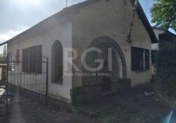 Casa com 3 dormitórios, cozinha, área de serviço, sala de estar e jantar, banheiro social,  banheiro auxiliar, área gramada a frente e fundos, espaço com churrasqueira, 2 vagas cobertas, espaço para a