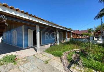 Excelente casa no bairro belém novo, com 03 dormitórios sendo uma suíte, 01 banheiro social, sala ampla e cozinha. o imóvel possui uma área construída aos fundos, bem como uma capacidade em sua garage