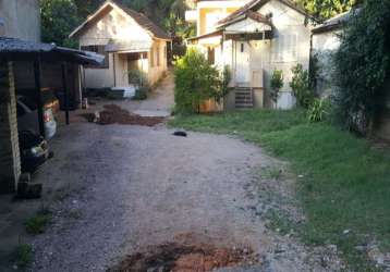 Casa, 3 dormitórios com um terreno grande e mais 2 casas mistas de madeira e alvenaria. sala, cozinha ampla, 10 garagens, com aquecedor a gás em todas as torneiras, terraço e lavanderia.  proprietário