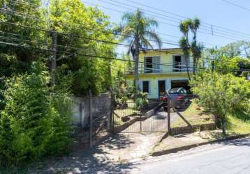 Casa na zona sul/vila nova - com 4 dormitórios, 3 vagas de garagem, living de dois ambientes, cozinha, area de serviço, patio, churrasqueira, lavabo e sacada com vista panoramica.&lt;br&gt;localizado 