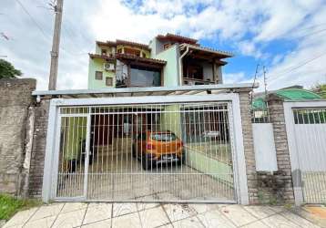 Casa individual em localização privilegiada, junto a orla de ipanema. no pavimento térreo possui living para 3 ambientes, lareira ecológica, bar, sala de jantar, lavabo, cozinha americana, pátio fecha