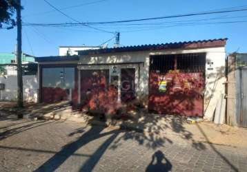 Vende bela casa, com 3 dormitórios sendo 2 suítes com closet, ampla sala de estar, cozinha individual, área de serviço, área fechada com churrasqueira. ao lado do imóvel no mesmo pátio, tem uma loja c