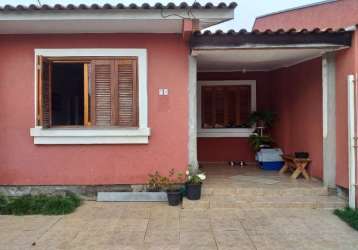 Vende casa ótima com 3 dormitórios, 2 banheiros, sala, cozinha modelada em porcelanato, ar condicionado, quiosque mobiliado com churrasqueira, pátio nos fundos, garagem para 2 carros, gradil com motor