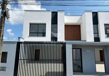 Sobrado geminado no bairro iririú com suíte