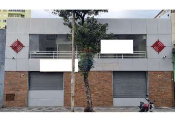 Loja comercial com 908m² e escada rolante que interliga 02 andares