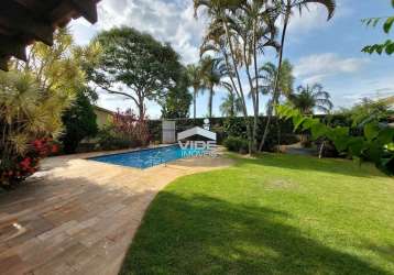 Vendo excelente casa em campinas no gramado em bucólico condomínio com três quartos sendo uma suíte e piscina.