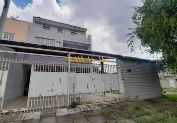 Sobrado triplex de esquina com quintal - oportunidade