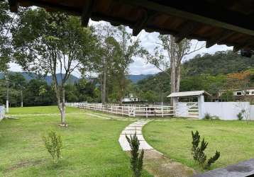 Vendo lindo sítio cinematográfico na melhor localização de tinguá  cidade nova iguaçu rj.