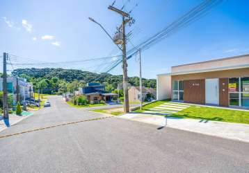 Linda casa em condomínio fechado em campo largo!