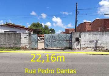 Terreno / imóvel comercial próximo a avenida do aeroporto, br 116 e arena castelão em avenida de grande fluxo no bairro dias macedo (1.052m2 de terreno), mede 22,16m x 47,80m, totalmente plano e murad