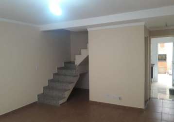 Lindo sobrado de condomínio, com 79m², 03 dormitórios , uma suíte, e 1 (um) banheiro social, sendo todos os cômodos com piso vinílico clicado no piso superior. sala grande.