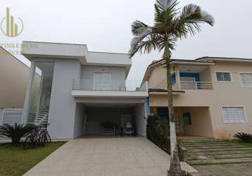 Casa alto padrão em condomínio. possui  3 dormitórios, sendo 2 suítes e piscina.