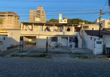 Prédio á venda com 05 kitinetes no bairro tabuleiro em camboriú