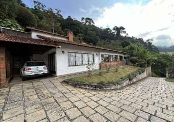 Casa fora de condominio com 06 quartos, 02 suítes e amplo quintal - barra do imbuí - teresópolis/rj