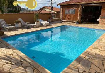 Linda e confortável casa de esquina com piscina 3 quartos