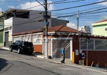 Casa 220m², 3 dormitórios, 2 suítes, sala ampla, 2 vagas em rua tranquila.