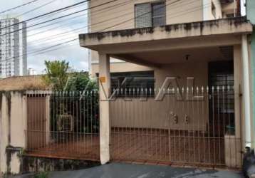 Sobrado à venda com 3 quartos, sendo 1 suíte, sala 2 ambientes e com 2 vagas de garagem.