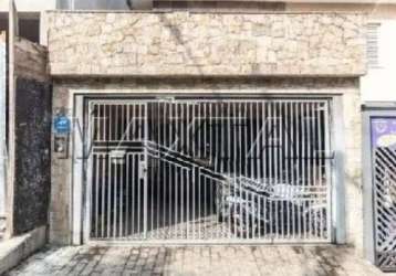 Sobrado com 4 quartos, 1 suíte, 3 banheiros, 2 vagas de garagem, com 205m²