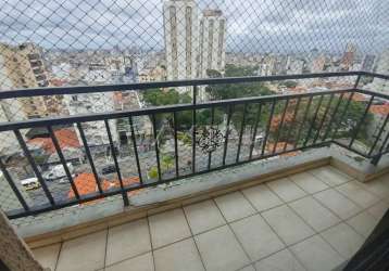 Apartamento com três dormitórios, uma suíte, cozinha americana, lavabo, varandas e vaga fixa.