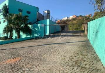 Galpão em suzano com 5.640 m², 3 banheiros, escritório moderno e 100 vagas de estacionamento.