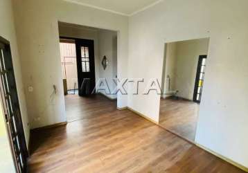 Casa com 2 dormitórios com sala de jantar e sala de estar com uma varanda com boa vista.