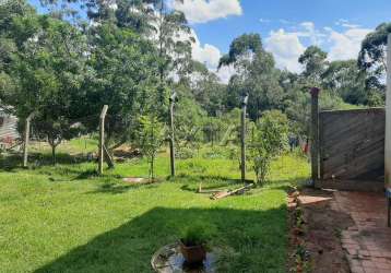 Terreno com 1.500m², possui 2 casas no terreno, poço artesiano, pomar.