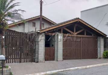 Sobrado com 4 dormitórios, sendo 1 suíte, sala e 3 vagas de garagem, no jardim guapira.