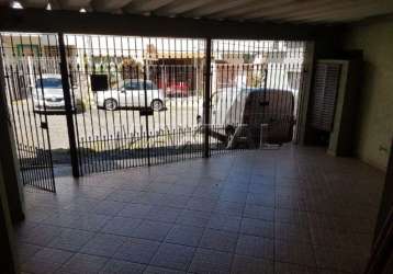 Casa em condomínio fechado com 160m², 3 dormitórios, 1 suíte, closet, sala e 2 vagas.