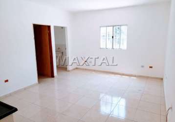 Studio para alugar com 2 dormitórios, sala e banheiro, na vila ayrosa, 50m².