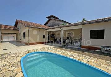 Casa à venda com piscina e 2 quartos em peruíbe, no bairro jardim beira mar