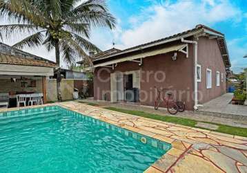 Casa à venda com piscina e 3 quartos em peruíbe, no bairro jardim sao luiz