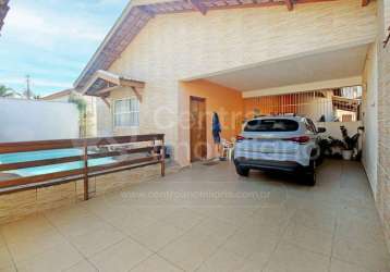 Casa à venda com piscina e 3 quartos em peruíbe, no bairro jardim ribamar