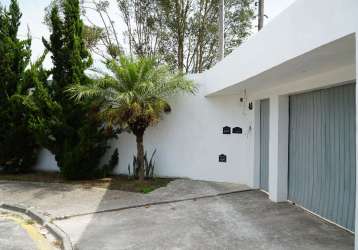 Casa com amplo terreno no centenário