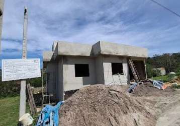 Casa com 03 quartos, sendo 01 suíte  em condomínio  pertinho do centro de maricá.