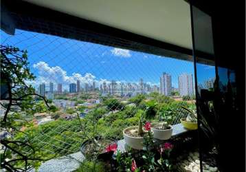 Lindo apartamento com vista livre para uma praça!